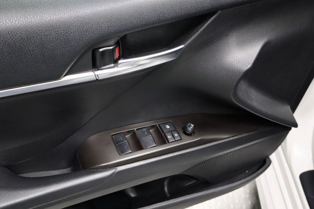 2022 Toyota Camry SE Auto (SE)